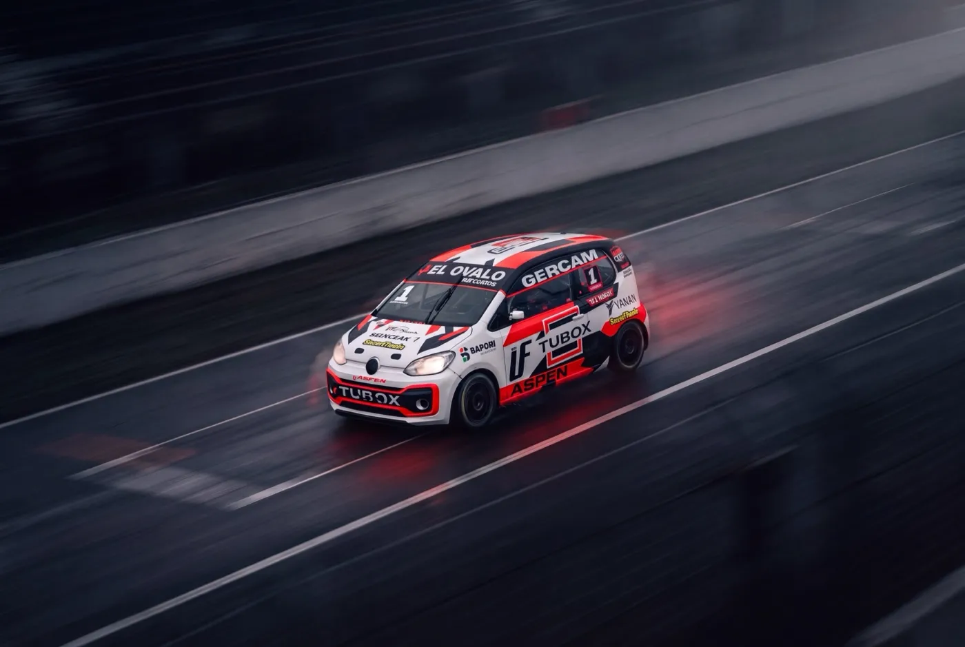 Tu Box — auto de competición en pista